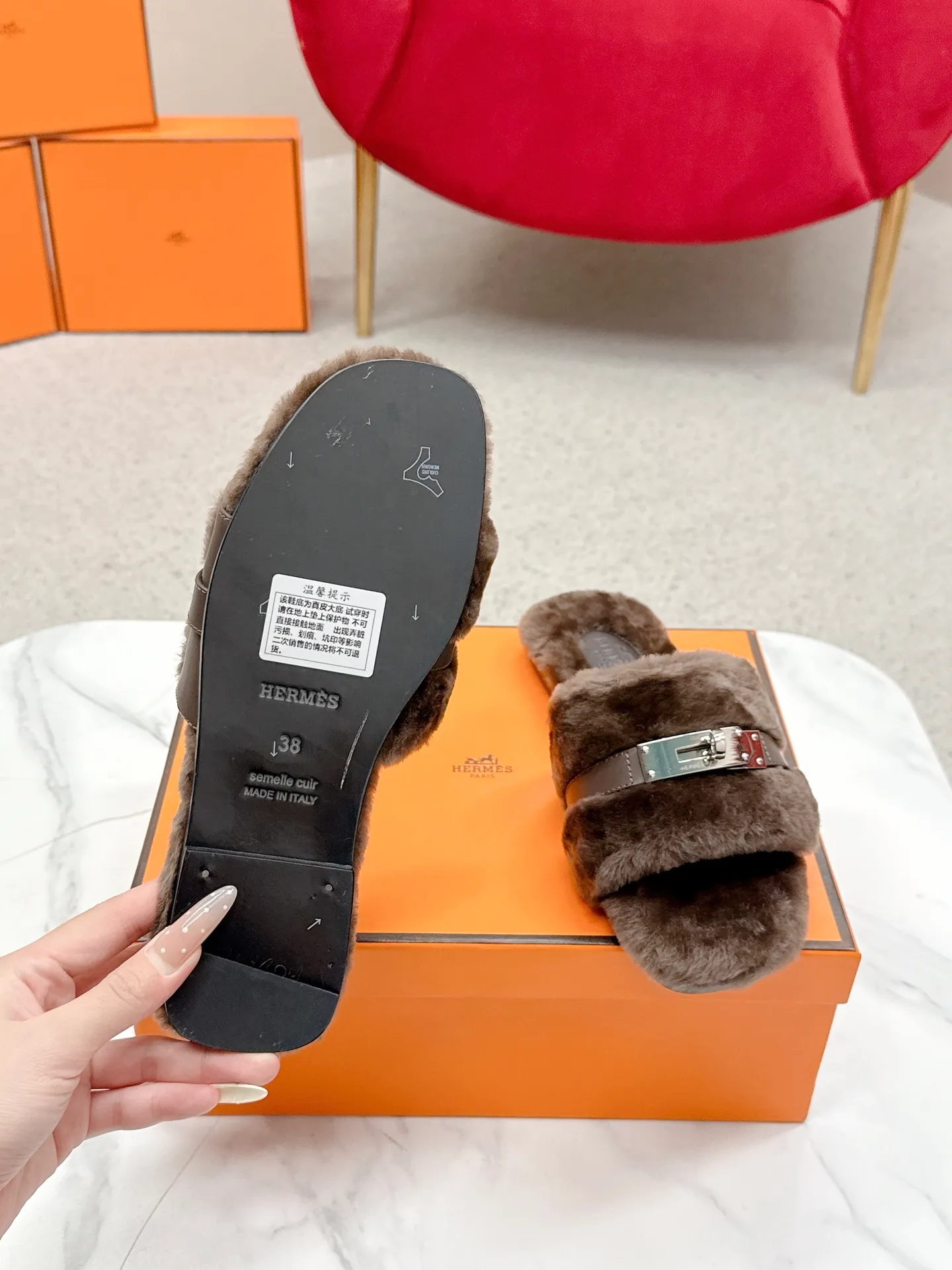 👟👟Ex-factory price 480👟👟 Hermes 🐎25/ Latest Autumn and Winter fur one-piece fur slippers KeIIy locks are embellished on the uppers with palladium plating to reflect low-key light. This year’s fabrics are made of lamb wool, which is fluffy and cute. It feels like stepping on clouds. Wear it barefoot or with socks, it is very fashionable 🎁 Paired with suit pants, it is an invisible shirt in the workplace. Echoing the knitted skirt, it has become a standard accessory for lazy afternoons. Pair it with jeans for a more casual style. ✔️Fabric: wool ✔️Inner lining: imported lamb wool ✔️Sole: original leather sole ✔️Size: #35-42 (customized at 40.41.42)